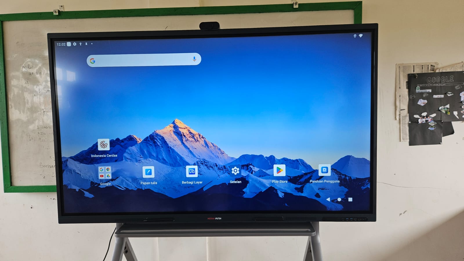 Bantuan Televisi Pintar di SMAS MA'ARIF NU SOLOKURO